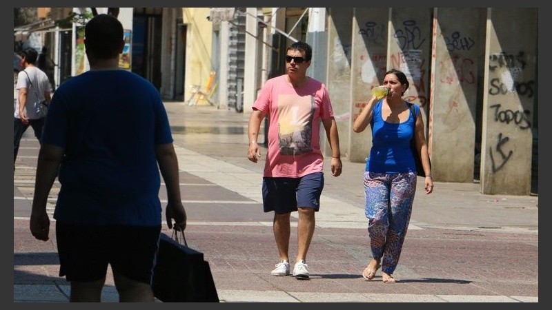 Quienes más sufren el calor son los bebés y los adultos mayores.