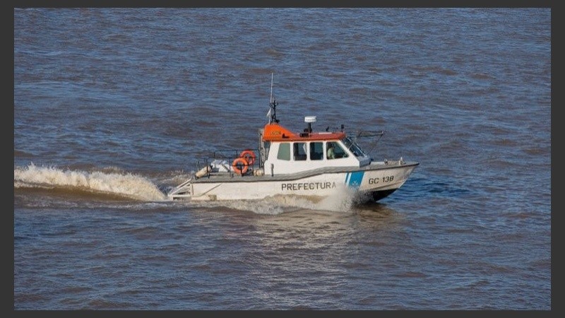 Prefectura seguía rastrillando la zona donde se perdieron los pescadores.