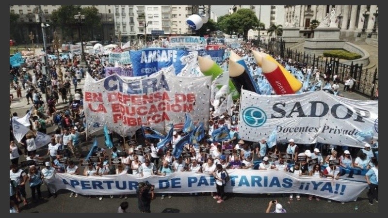 Masiva marcha de docentes en Buenos Aires en marzo pasado. 