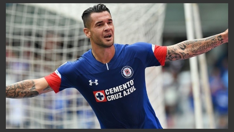Caraglio tiene 31 años y defiende la casaca de Cruz Azul de México.