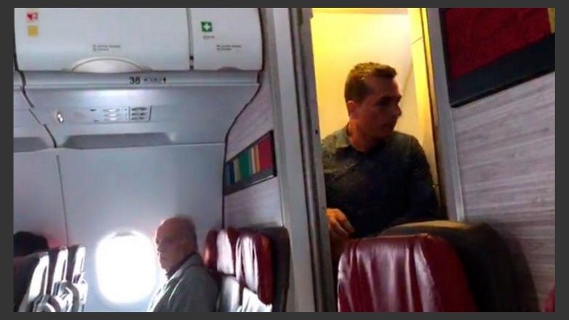 El momento en el que el pasajero sale del avión.