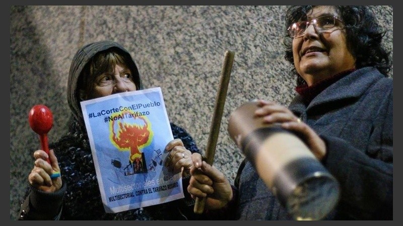 Dos jubiladas en uno de los reclamos contra los tarifazos en Rosario.