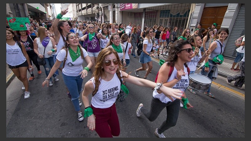 Mujeres se movilizaron desde la plaza San Martín hasta el Monumento a la Bandera