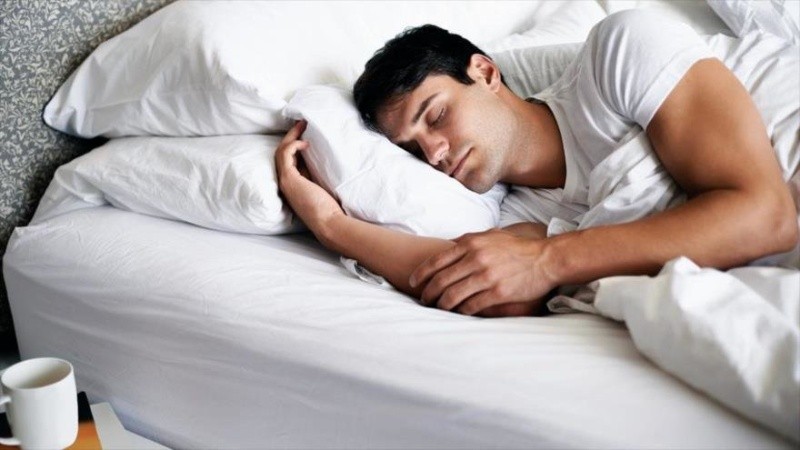 Los investigadores han visto que las personas que dormían más tiempo de la recomendado tenían un mayor riesgo de morir o desarrollar enfermedades cardio o cerebrovasculares.