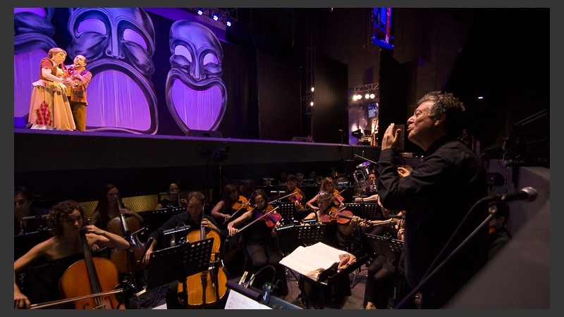 Música en vivo por La Orquesta de la Ópera de Rosario con dirección de Carlos Vieu.