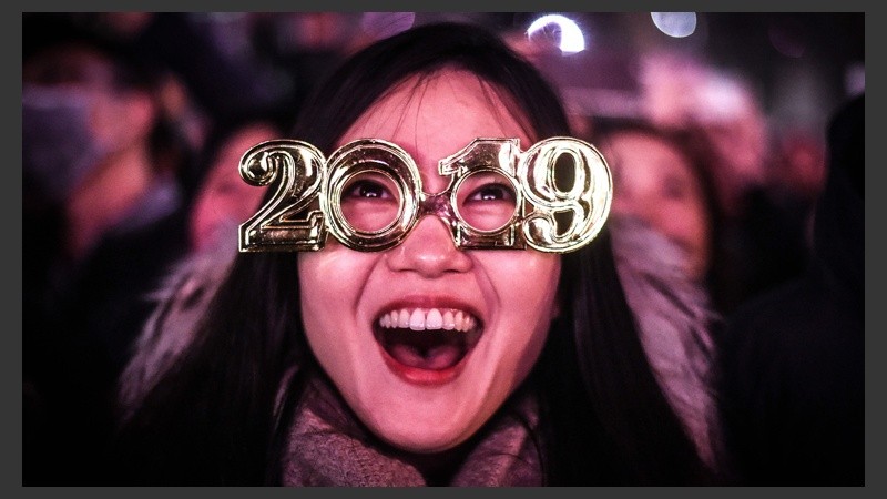 Una joven festeja el Año Nuevo en Londres.