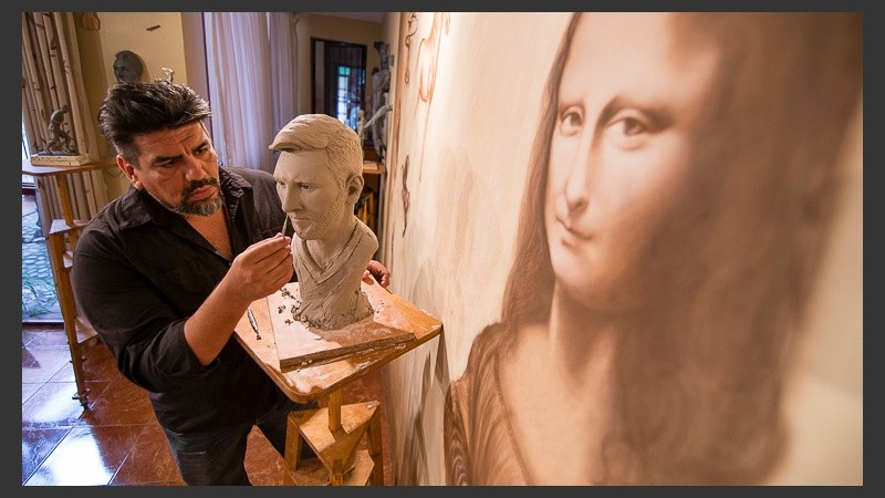 El artista Sandro Alzugaray trabajando sobre la escultura de Messi en su estudio.
