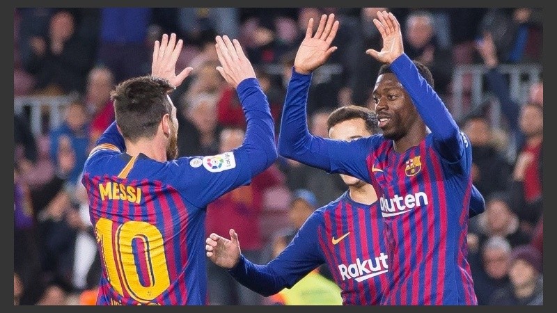 Los goleadores se saludan. Messi y Dembelé le dieron el pase al Barsa.
