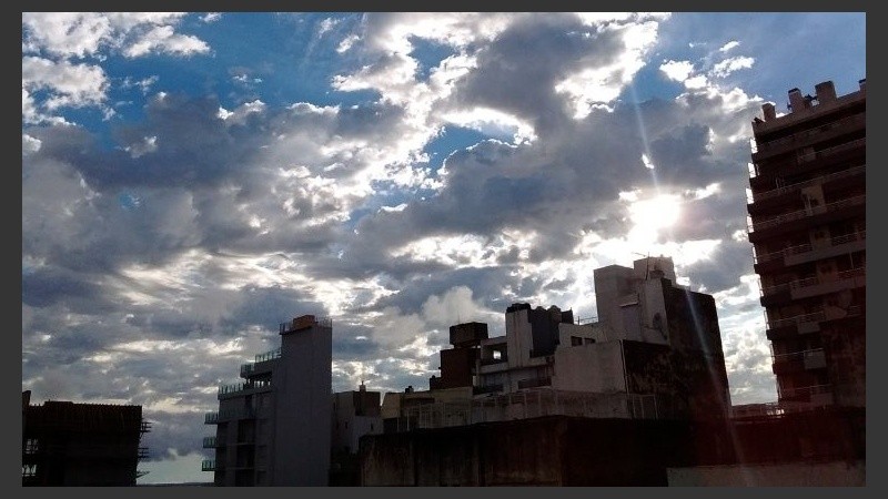 Un cielo con nubes en Rosario. 