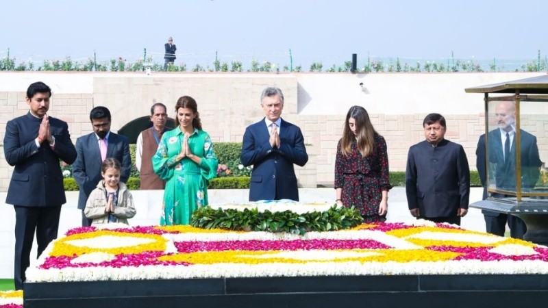 Macri visitó el memorial son su mujer y sus hijas.