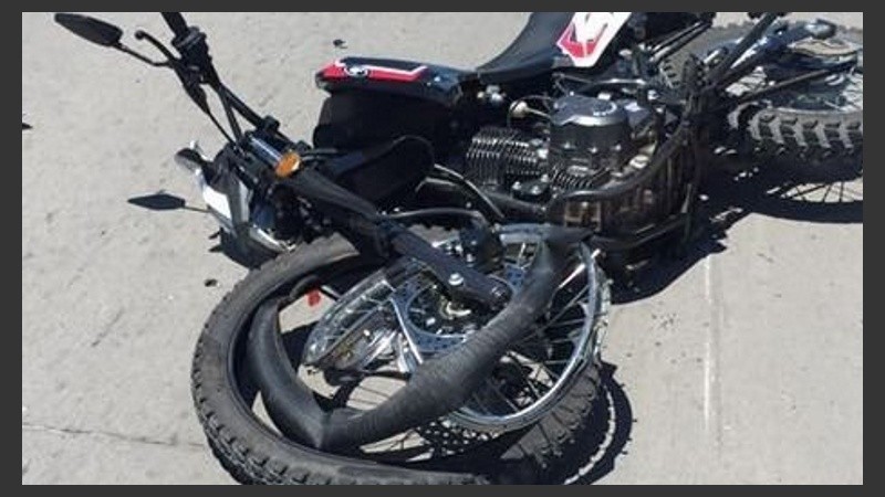 Imagen ilustrativa de una moto tirada sobre el asfalto. 