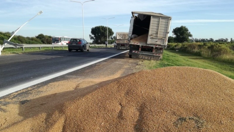 Por el impacto, uno de los camiones derramó cereales sobre la ruta.