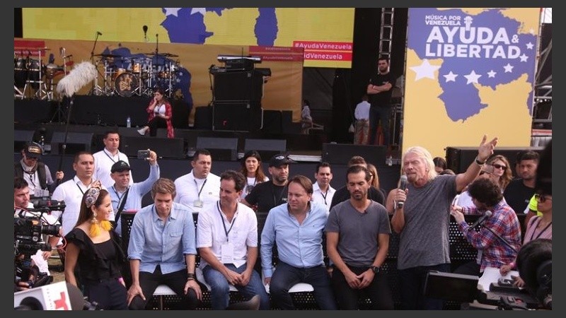 El magnate y organizador del Venezuela Aid Live, Richard Branson, habla ante los medios.