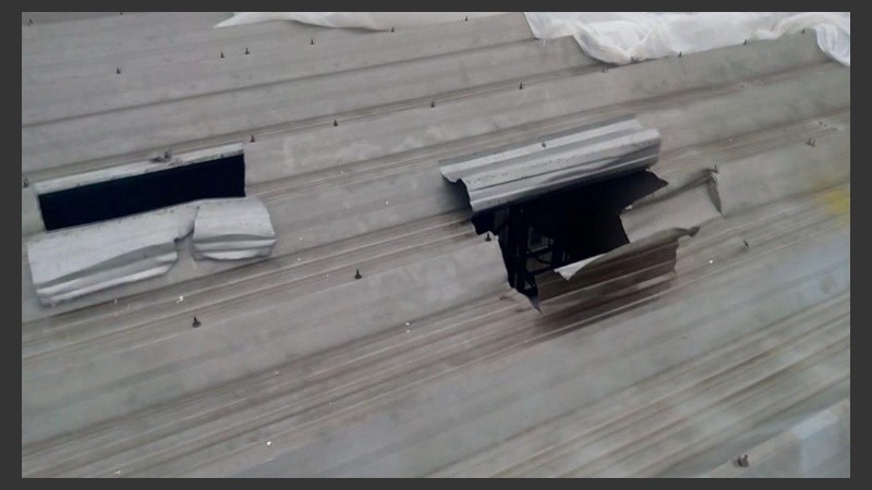 Parte de los daños ocasionados en el techo del depósito de Faldani Neumáticos.