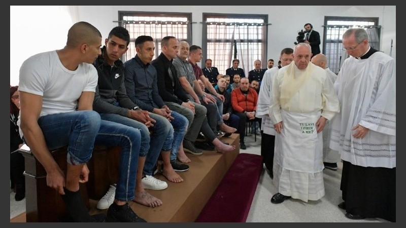 El papa durante la ceremonia en la cárcel.