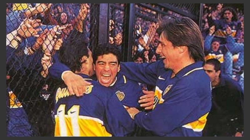 Maradona y Toresani festejando un gol cuando fueron compañeros en Boca. 