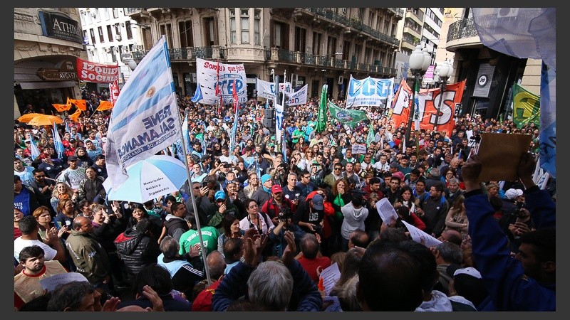 El acto frente a la Bolsa de Comercio de Rosario.