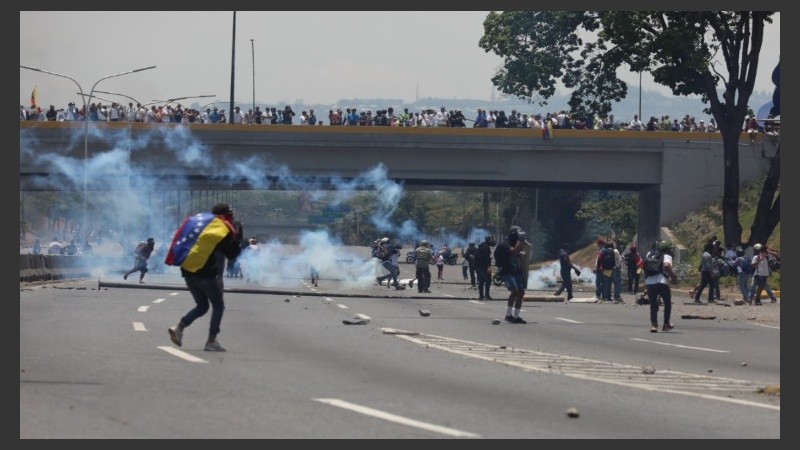 Cientos de venezolanos toman las calles de Caracas.
