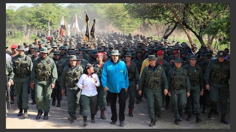 Maduro se mostró junto al Ejército y llamó a 