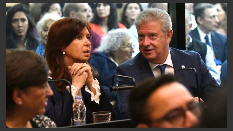 Cristina Kirchner junto a su abogado defensor en el inicio del juicio. 