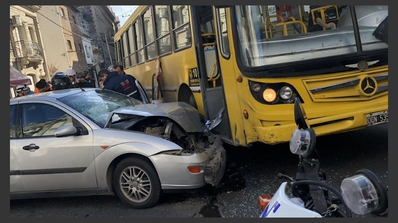 El auto impactó contra la parte delantera derecha del colectivo.