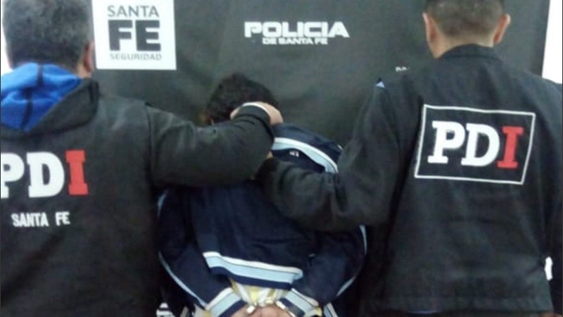 Los agentes policiales detuvieron al sujeto en Rosario.