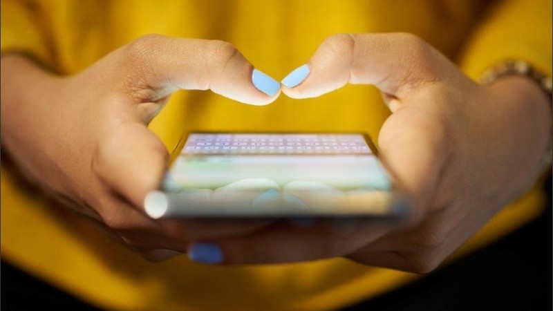 El uso de los dedos al manipular el celular genera dolores en las manos. 