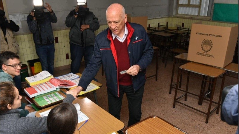 Bonfatti votando en la escuela de la zona norte de Rosario. 