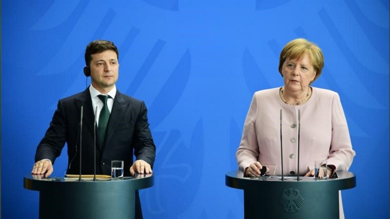 Merkel se vio restablecida en la conferencia de prensa. 