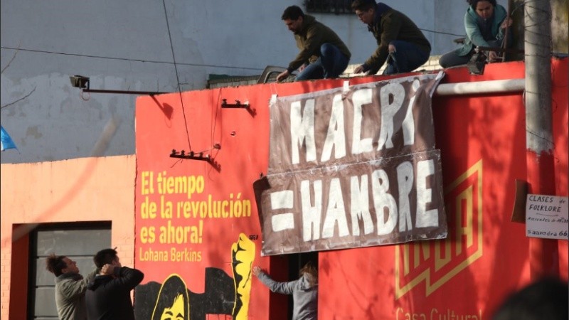 El cartel que colocaron frente al club Ciclón al que fue Macri.
