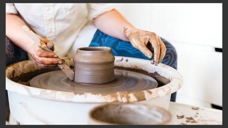La palabra cerámica procede de la griega keramikós, referida a todo aquello hecho de arcilla.