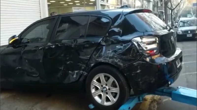 El BMW fue retirado del lugar con una grúa tras los choques recibidos.