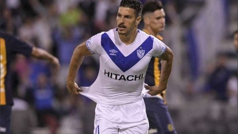 Salinas debutó en Villa San Carlos y hoy defiende la camiseta de Vélez.