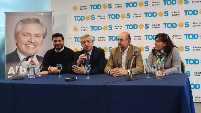 Fernández, Perotti y los candidatos a diputados Alejandra Obeid y Marcos Cleri.