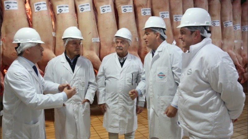 La recorrida del secretario de Gobierno de Agroindustria, Luis Miguel Etchevehere por las instalaciones del frigorífico.