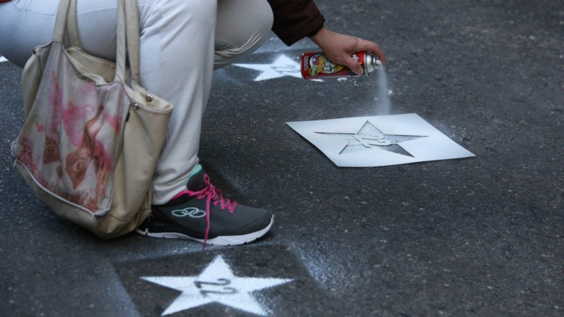 Hubo pintadas de estrellas en la calle.