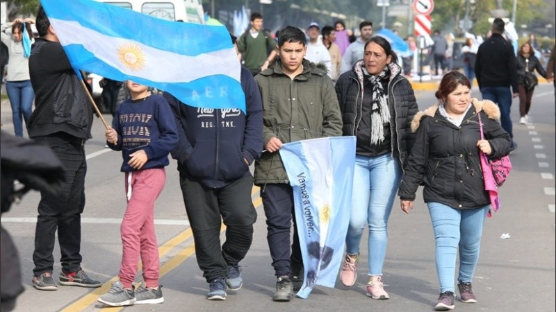 Grupos con banderas argentinas.