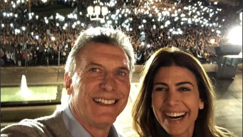La selfie de Macri con su mujer desde el balcón de la Rosada.