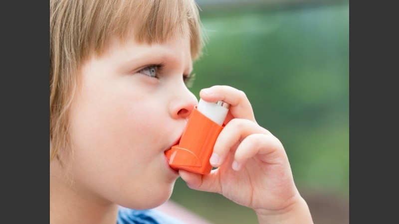 El chico alérgico manifiesta su alergia en distintas partes de su organismo.
