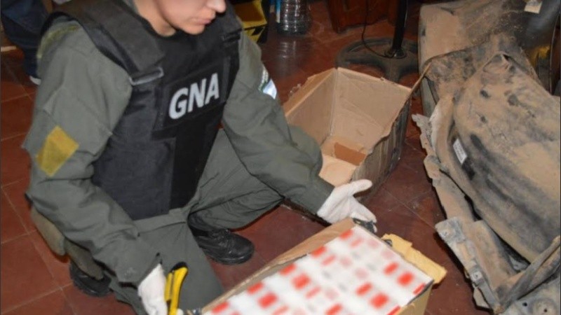 Las cajas transportaban droga y cigarrillos importados.