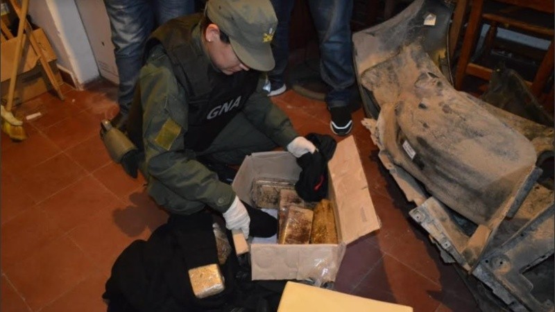 Las cajas transportaban droga y cigarrillos importados.