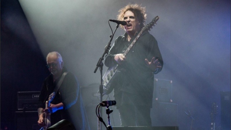 Captura de Robert Smith al frente de The Cure, durante la presentación en el Festival de Glastonbury, en 2019 .