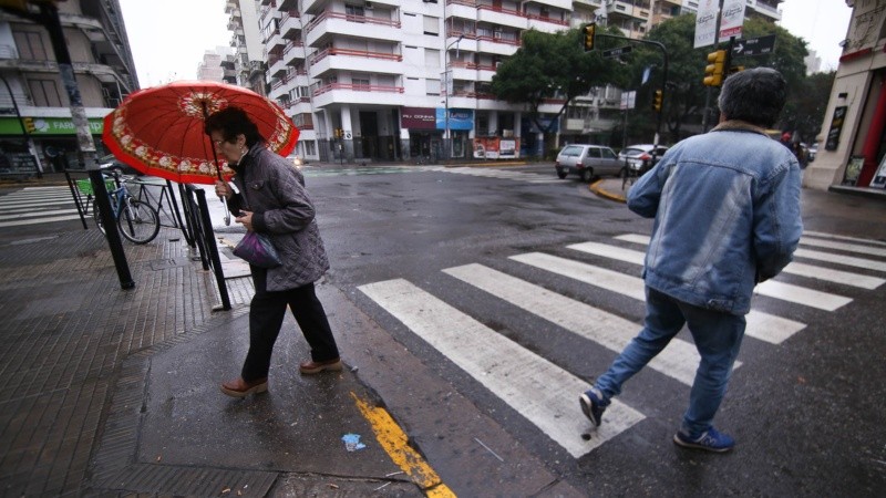 La lluvia se mantendrá este domingo en Rosario.