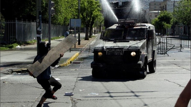 Pese al toque de queda, siguen las protestas en Chile.