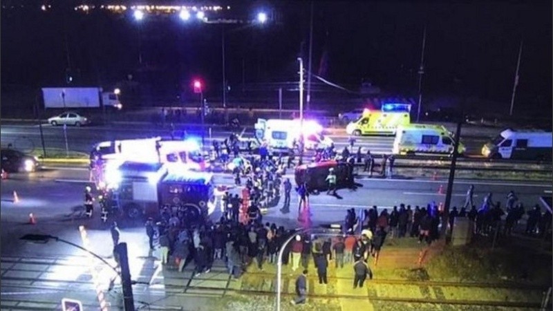 Según se revela en los videos posterior a la tragedia, los protestantes lograron alcanzar el vehículo
