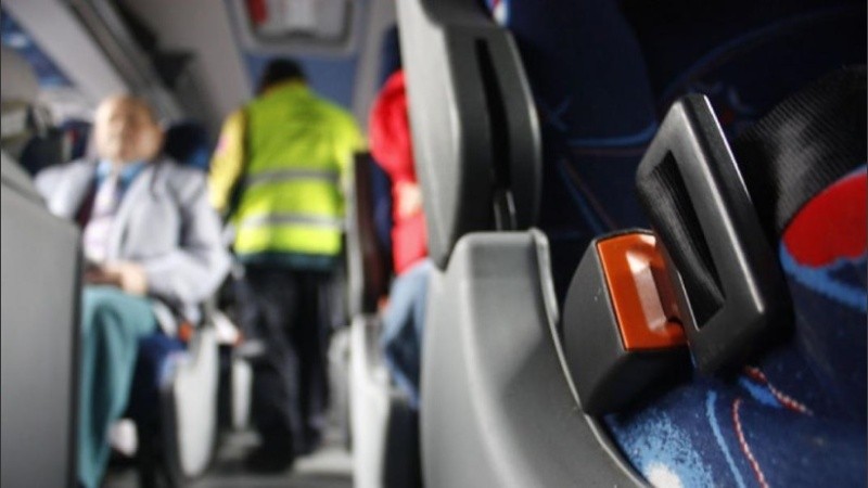 Los pasajeros deberán usar cinturones durante el viaje.
