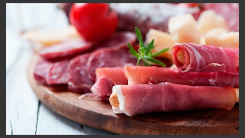 La carne roja procesada o sin procesar se asocia con el mayor aumento en el riesgo de enfermedades.