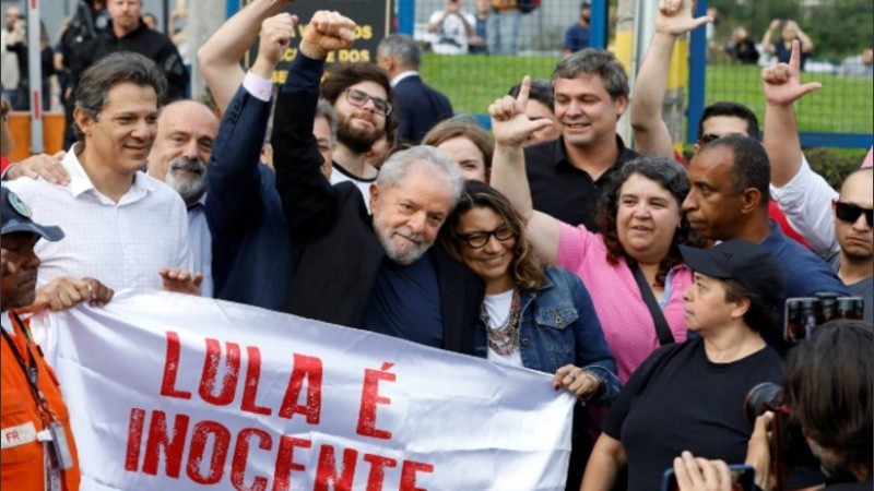 El primer puño en alto de Lula tras dejar la prisión.