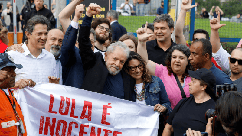 Puño alto tras salir de la cárcel: la primera imagen de Lula libre.