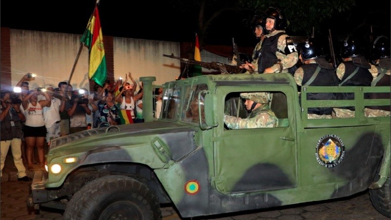 Militares patrullan las calles en diversas ciudades bolivianas.